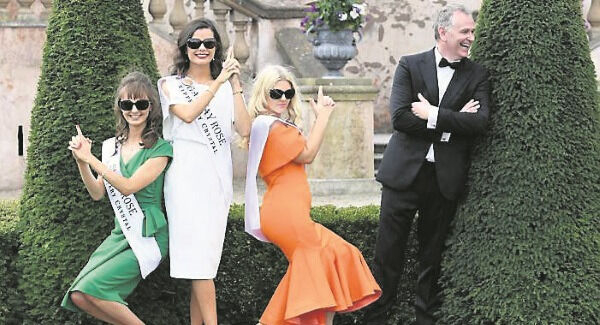 Sligo Rose Julie Patterson Galway Rose Deirdre O’Sullivan and Carlow Rose Shauna Ray Lacey enjoy a laugh with Dáithí Ó Sé.