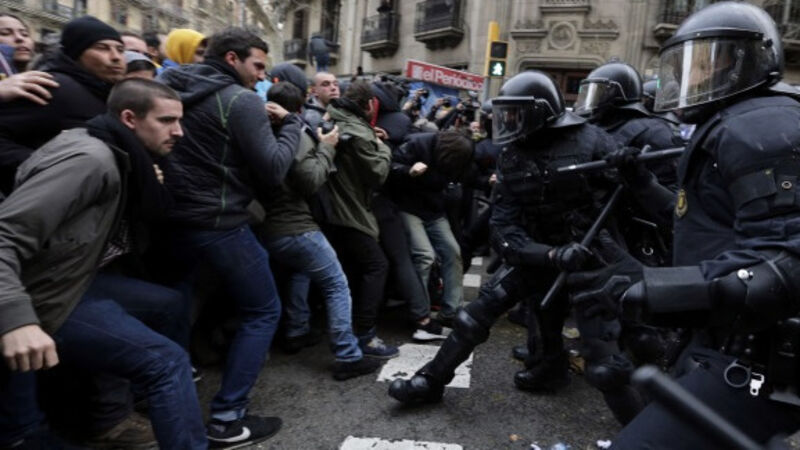 Demonstrators clash with police in Barcelona over Carles Puigdemont arrest Demonstrators clash with police in Barcelona over Carles Puigdemont arrest
