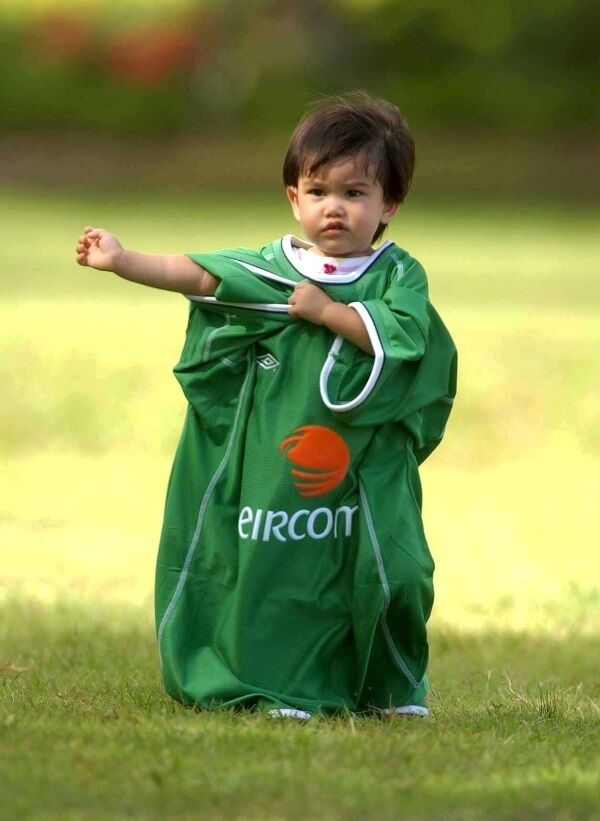 2-year-old Paula Leo Riley shows her support for the Republic of Ireland during squad training. 20 May 2002; Picture credit; David Maher / SPORTSFILE