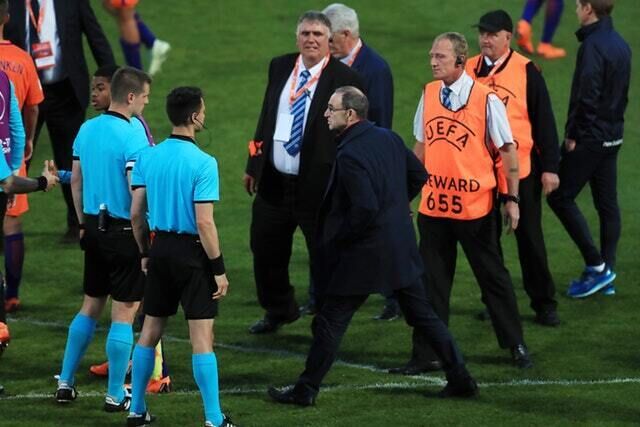 Republic of Ireland&rsquo;s senior team manager Martin O&rsquo;Neill confronts the referee (Mike Egerton/PA)