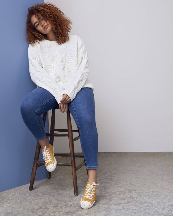 A curvy model showcases Penneys AW18 knitwear collection.