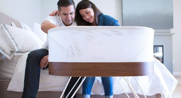 Right: Parents with the Karp SNOO Smart Sleeper basinette. Right: Parents with the Karp SNOO Smart Sleeper basinette.