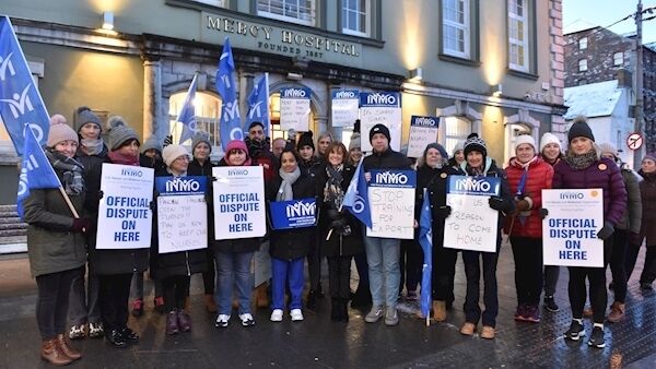 Nurses on picket line duty at the start of their twenty four hour stoppage at the Mercy Hospital, Cork. Picture Dan Linehan.