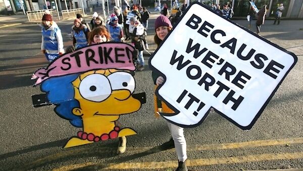 Emergency Dept Nurses Jessica Ryan and Jo Bergin from the INMO trade union on the picket line outside St James Hospital in Dublin. Picture: Sam Boal/RollingNews.ie
