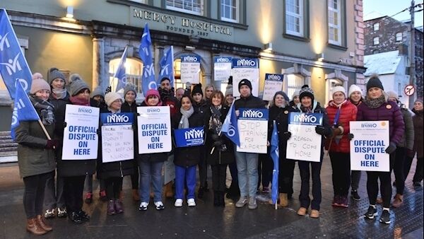 Nurses on picket line duty at the start of their 24-hour stoppage at the Mercy Hospital, Cork. Picture: Dan Linehan