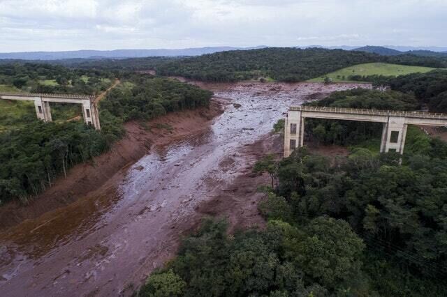 A collapsed bridge near Brumadinho, Brazil (Bruno Correia/Nitro via AP) A collapsed bridge near Brumadinho, Brazil (Bruno Correia/Nitro via AP)
