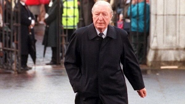 Charles Haughey arriving for the funeral mass of Jack Lynch. Pic: Denis Minihane.