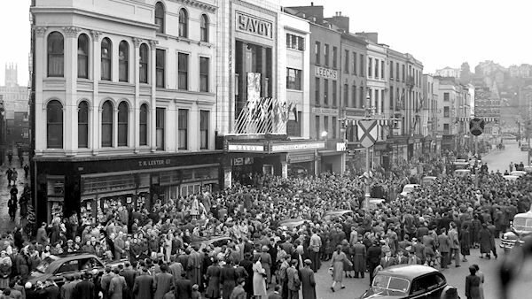 Crowds gather outside the Savoy Cinema Cork for the start of the Cork Film Festival in 1956. Crowds gather outside the Savoy Cinema Cork for the start of the Cork Film Festival in 1956.