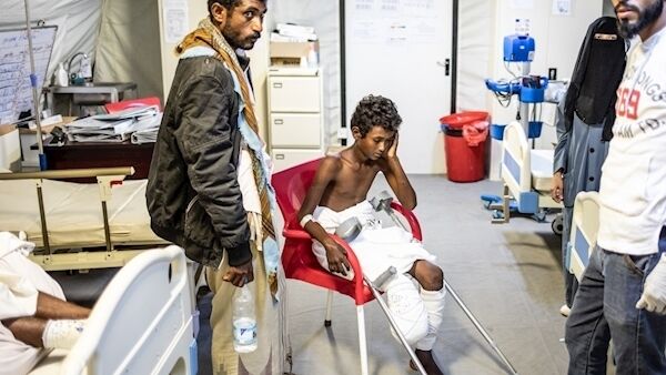 Nasser (centre) and his father Mohammed (left) in one of the inpatient wards at MSF’s surgical hospital in Mocha.