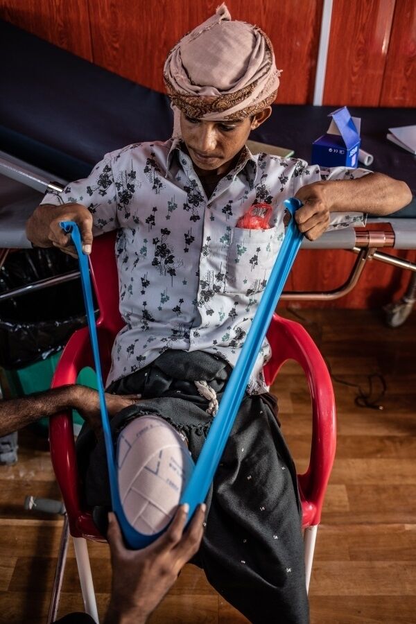 Late meeting his friends, Ali ran across a field and stepped on a mine, which exploded, seriously injuring his right leg. With his right leg amputated and his left leg weakened by polio contracted as a child, walking with crutches is not easy. Ali comes to MSF’s hospital in Mocha for physiotherapy twice a week.