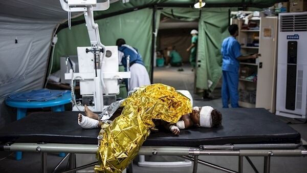 A child injured by a mine in Mawza in Taïz governorate receives treatment in the emergency room of MSF’s hospital in Mocha. Three of his relatives were wounded in the explosion – two were already dead when they arrived at the hospital. With mine fragments lodged in his skull, arm and face, the child was taken to Aden for an MRI scan.