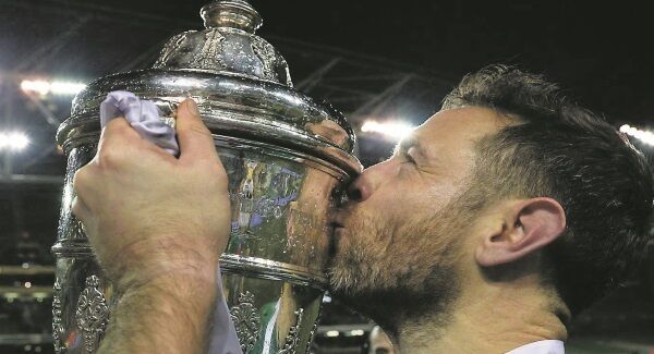 Alan Bennett kisses the FAI Cup after winning it last season