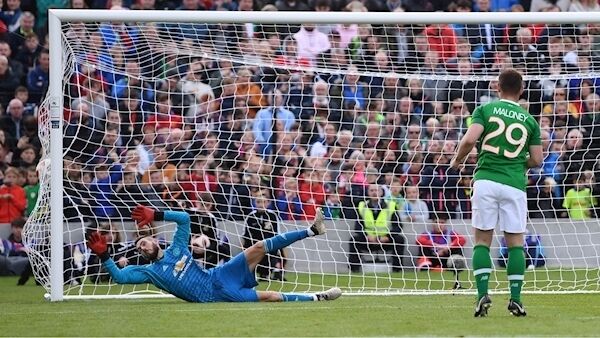 Shaun Maloney of Republic of Ireland & Celtic Legends scores a penalty past Manchester United Legends goalkeeper Mark McNulty during a shootout following the Liam Miller Memorial match between Manchester United Legends and Republic of Ireland & Celtic Legends at Páirc Uí Chaoimh in Cork. Photo by Stephen McCarthy/Sportsfile