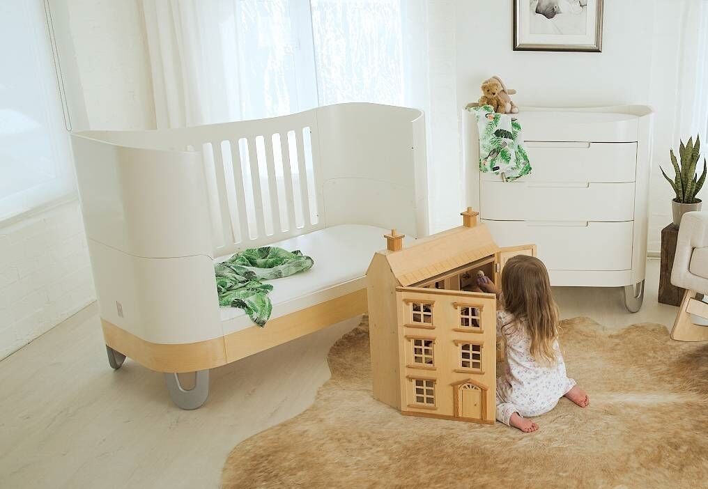 As the baby grows, the cot can be modified to become a bed suitable for a toddler and later a young child. As the baby grows, the cot can be modified to become a bed suitable for a toddler and later a young child.