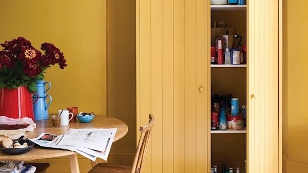 Yellow’s stimulating and energising properties m a k e i t s u i t a b l e f o r d i n i n g r o o m s a n d kitchens to encourage lively conversation. (India Yellow walls byFarrow & Ball)