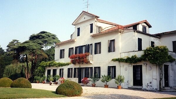 Who doesn't dream of balmy holidays in an Italian villa? This beauty comes with lush garden where you can soak up the sunshine and enjoy some peace and quiet.