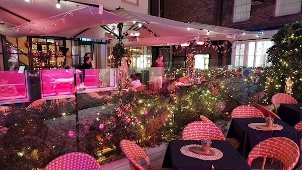 A cafe in London taken using night mode after thelaunch of Huawei Mate 20 Pro camera.