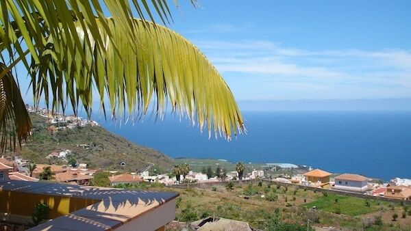 The Estrella del Norte Apartamentos complex that is overlooking the sea in Tenerife.