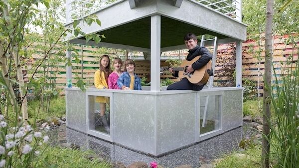 Pictured are Ruby and Flynn Hudson and Adele Pak with busker Sam Clifford. Picture: Paul Sharp/SHARPPIX.