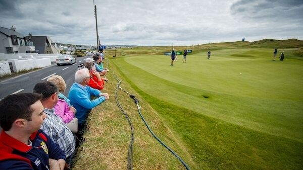 2019 Dubai Duty Free Irish Open Practice Day, Lahinch Golf Club, Co Clare. Supporters watch Padraig Harrington take a put from the roadside. Picture Credit: ©INPHO/Oisin Keniry. 2019 Dubai Duty Free Irish Open Practice Day, Lahinch Golf Club, Co Clare. Supporters watch Padraig Harrington take a put from the roadside. Picture Credit: ©INPHO/Oisin Keniry.