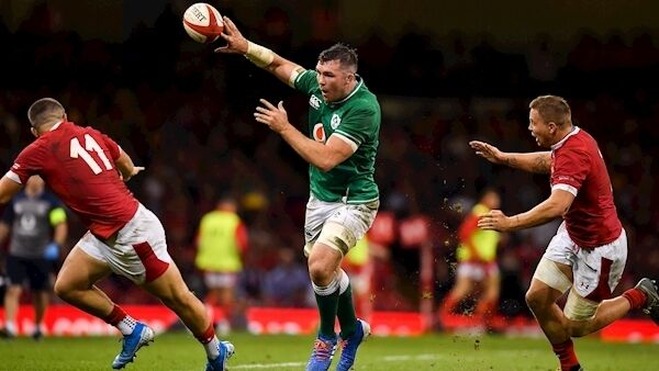 Peter O’Mahony offloads over the head of Steff Evans. Photo by Brendan Moran/Sportsfile Peter O’Mahony offloads over the head of Steff Evans. Photo by Brendan Moran/Sportsfile