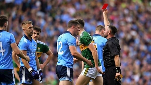 Jonny Cooper of Dublin, second from left, is shown the red card by referee David Gough. Photo by Piaras Ó Mídheach/Sportsfile