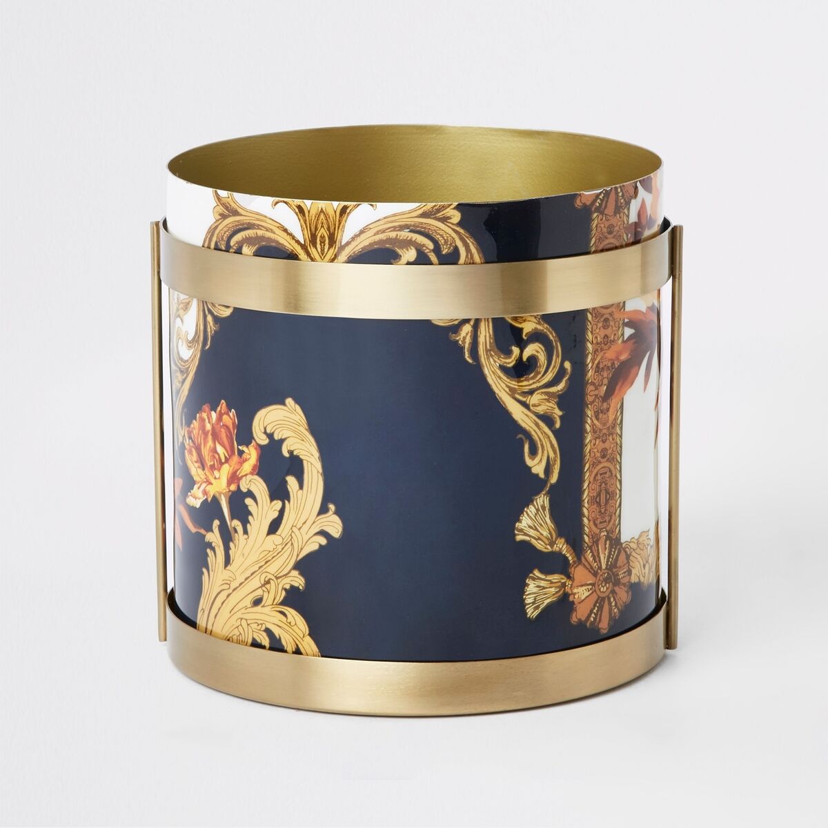 This pot planter has a little bit of an oriental feel about it. Wouldn’t it look great with a lush fern or a big spider plant in it? It’s €30 from River Island’s home collection. www.riverisland.com This pot planter has a little bit of an oriental feel about it. Wouldn’t it look great with a lush fern or a big spider plant in it? It’s €30 from River Island’s home collection. www.riverisland.com