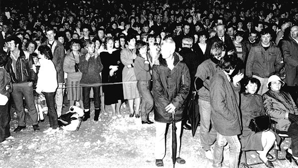Thousands gather to witness the ‘moving’ statue at Ballinspittle in 1985. By late July the crowds numbered 10,000 or more a night. Picture: Irish Examiner