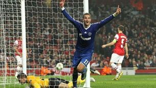 Defeat leaves Wenger on brink of crisis 