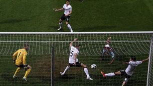 Robin swoops to snatch point for United