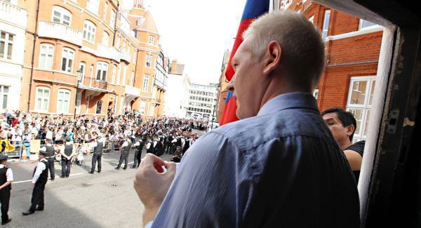 Wallace and Daly pay visit to  Assange