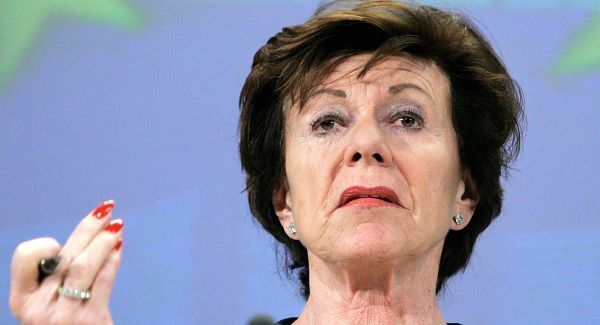 EU warns mobile operators to cut roaming charges