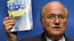 FA chiefs call on Blatter to step down