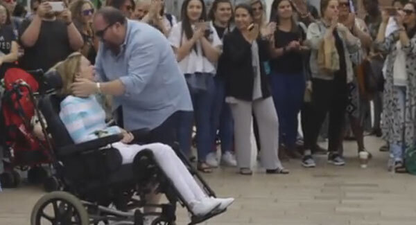 Woman with MS surprised by husband with flashmob singing ‘Just the Way You Are’ on anniversary