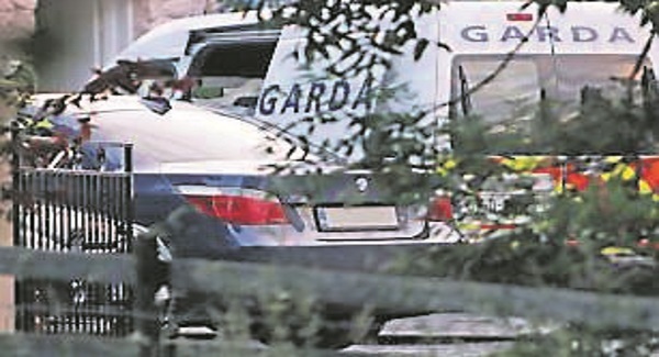 Hero boyfriend overpowers gunman in robbery stand-off