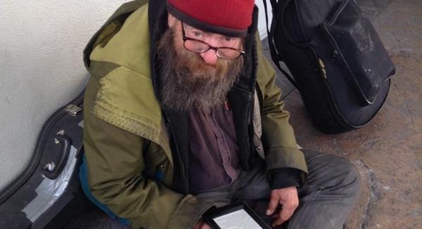 Guy gives Kindle to homeless man who kept reading the same book