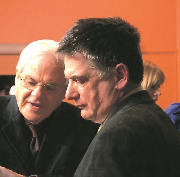 Sean Ó Sé and Peadar O Riada backstage during the Music from Muskerry launch concert in the Briery Gap, Macroom, in aid of the paediatric leukaemia unit of the Mercy Hospital in 2010 Sean Ó Sé and Peadar O Riada backstage during the Music from Muskerry launch concert in the Briery Gap, Macroom, in aid of the paediatric leukaemia unit of the Mercy Hospital in 2010