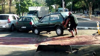 VIDEO: Cyclist lifts car out of the cycle lane
