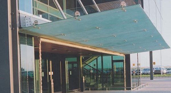 Men arrested for breaching security at Shannon