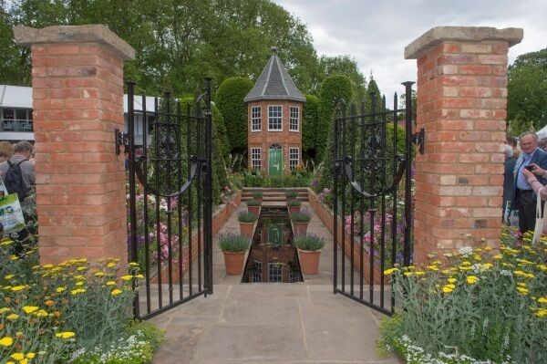 The Harrods British Eccentrics Garden designed by Diarmuid Gavin, which earned him a Silver Gilt standard.