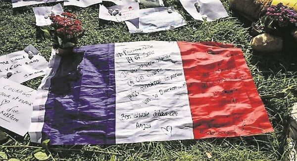 Notes saying ‘A good journey to all the angels’ and ‘All our condolences’ left on the Promenade des Anglais. Pic: Ben Birchall/PA