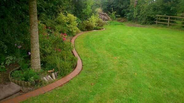 Ever wish you didn’t have to trim the edges of your lawn? Kwik Kerb offers continuous concrete edging between your lawn and shrub beds which comes in various styles, colours and profiles (including mower strips).