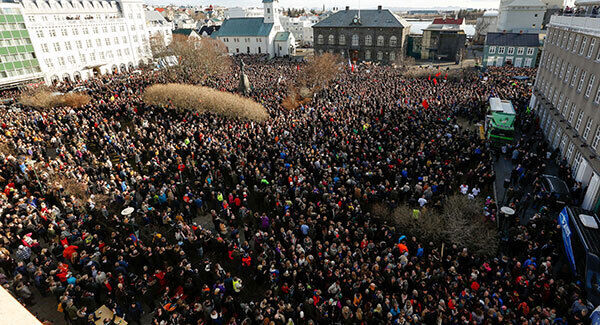 Thousands of Icelanders protested outside parliament