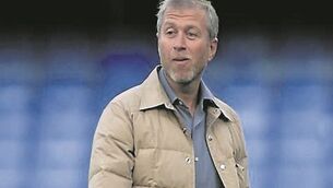 Roman Abramovich would be foolish to axe Jose Mourinho, warns Alex Ferguson