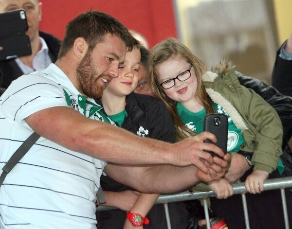 Sean O’Brien takes a ’selfie’ with Charlie (8) and Tess Foy (6) from Mullingar at Dublin Airport Sean O’Brien takes a ’selfie’ with Charlie (8) and Tess Foy (6) from Mullingar at Dublin Airport