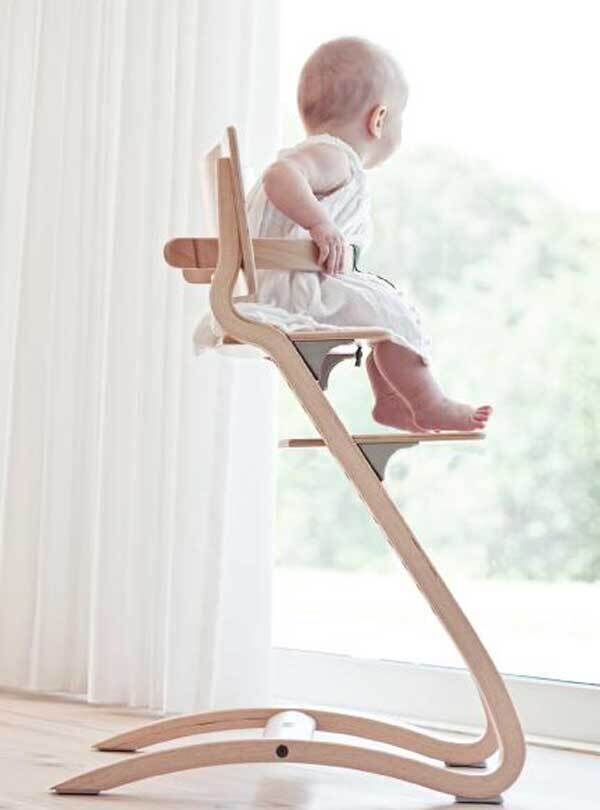 The Leander highchair can move — it’s said to encourage body consciousness and make the baby more relaxed. www.babybaby.eu