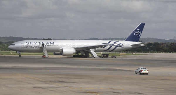 Ex-policeman held for questioning after Air France bomb hoax