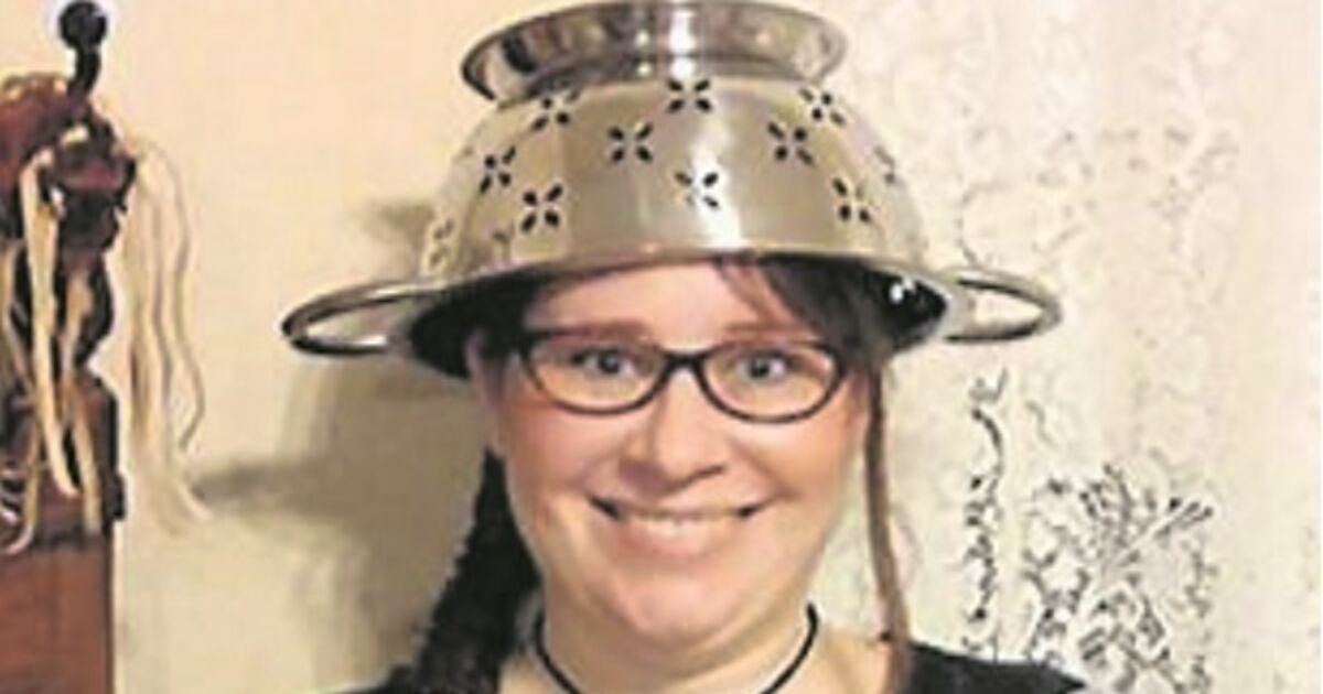 Quirky World US woman allowed to wear colander on head for driving licence on religious terms