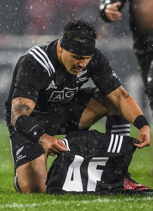 Maori All Blacks captain Ash Dixon placing a jersey in honour of the late Munster head coach Anthony Foley on the pitch ahead of the match. Picture: Brendan Moran/Sportsfile