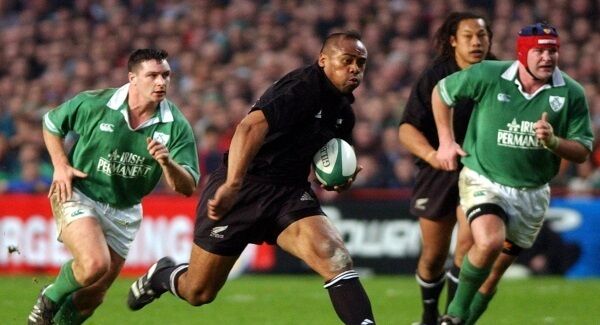 Jonah Lomu splits the defence of David Wallace and Anthony Foley during the All Blacks’ 40-29 win over Ireland in 2001. Fifteen years later, Ireland would beat New Zealand by the same score Jonah Lomu splits the defence of David Wallace and Anthony Foley during the All Blacks’ 40-29 win over Ireland in 2001. Fifteen years later, Ireland would beat New Zealand by the same score
